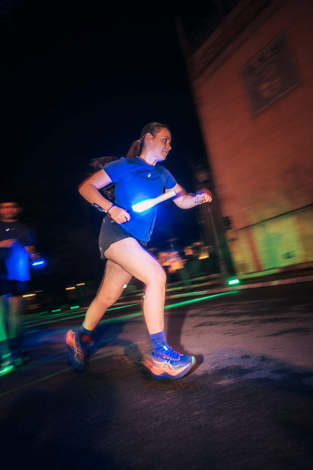 Eevi juoksemassa viestiä valokapulan kanssa