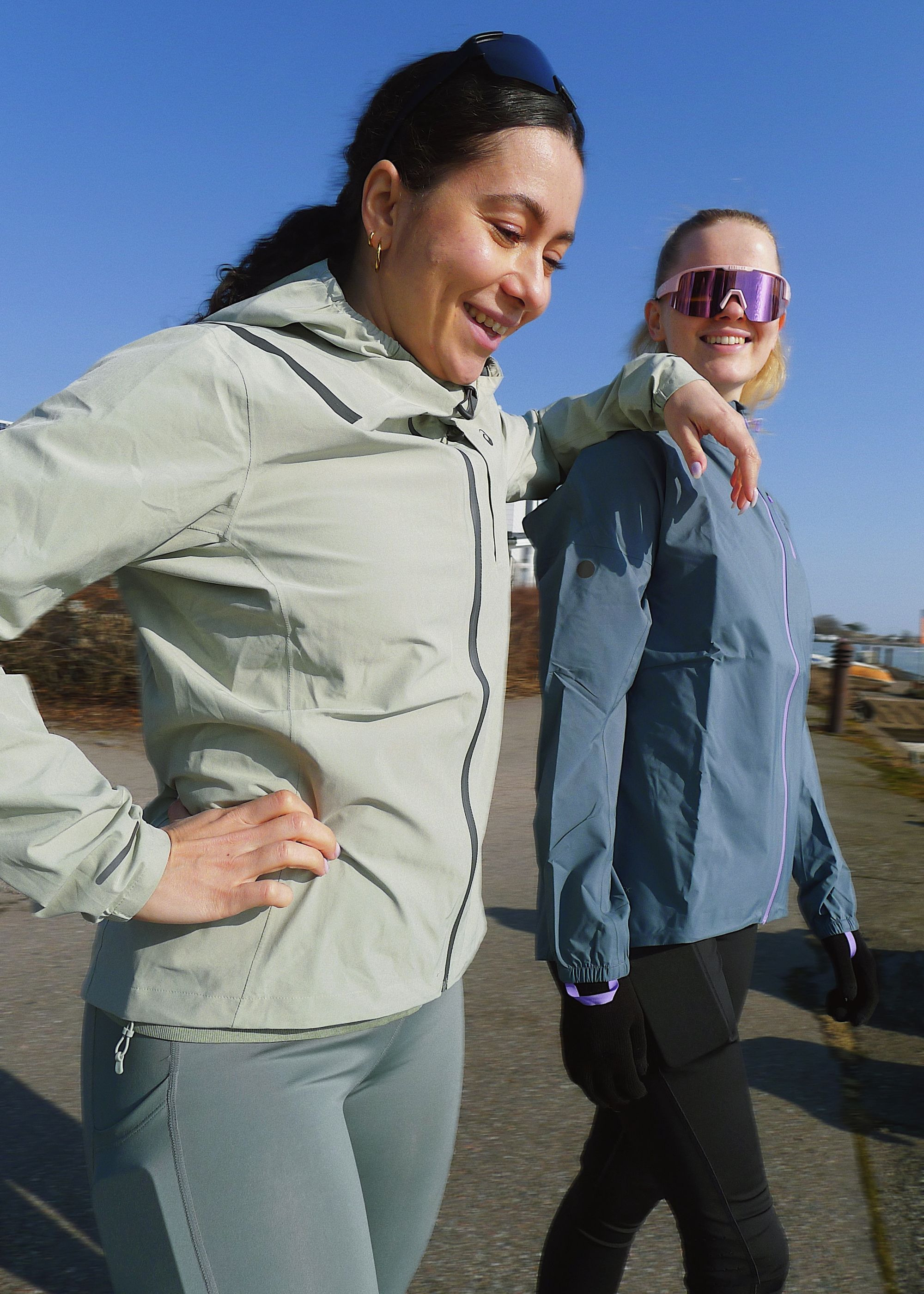 Juoksijat Café Caruselin edessä