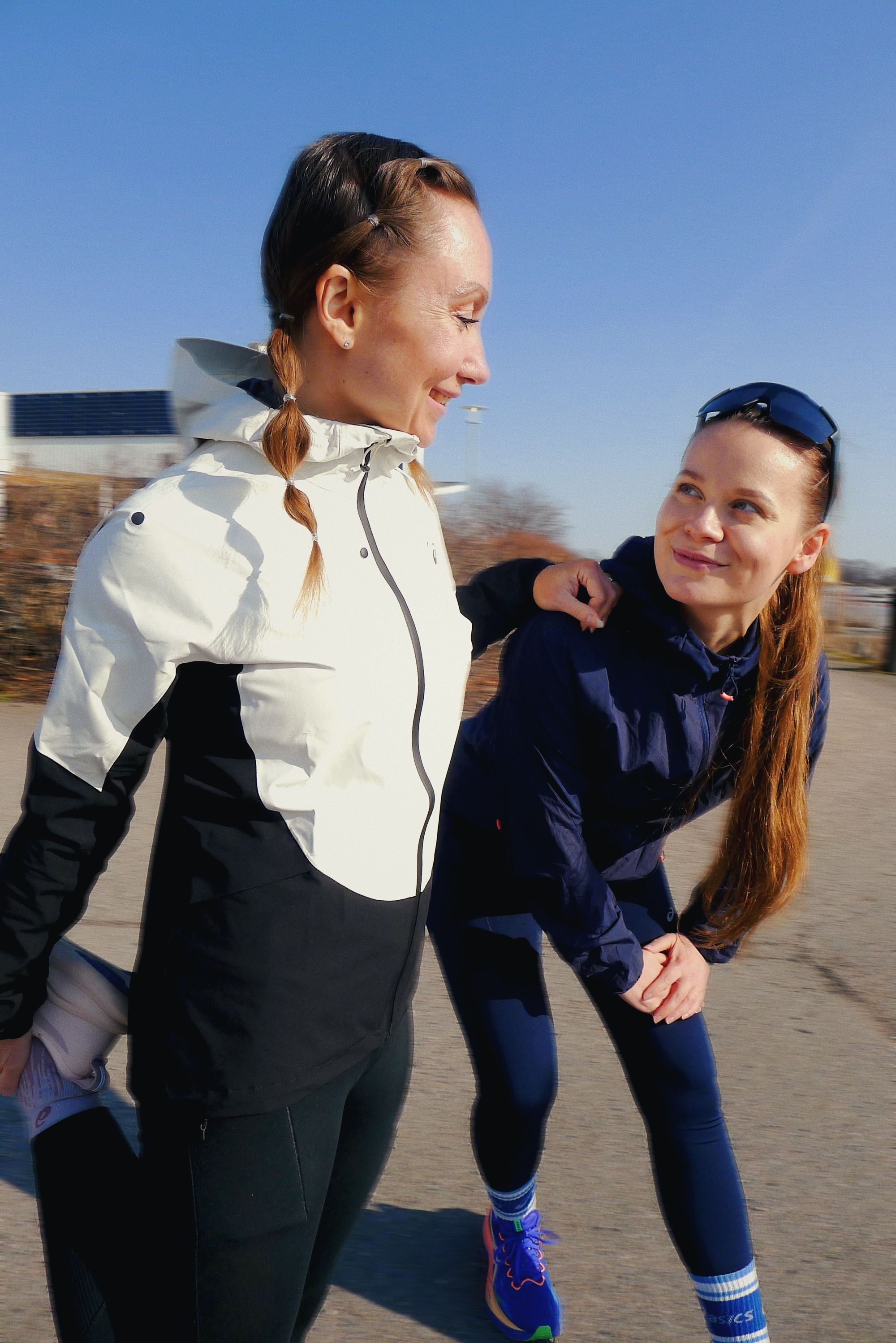 Juoksijat Café Caruselin edessä