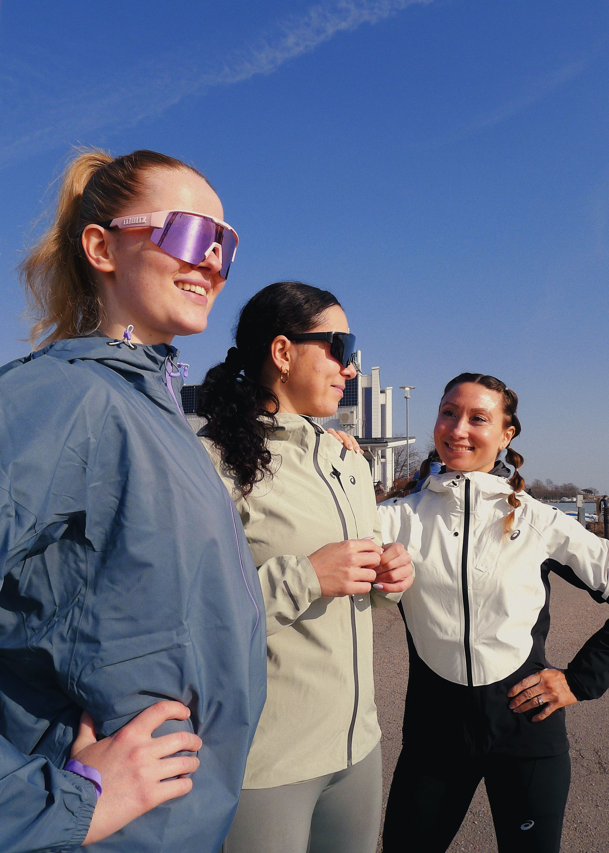 Juoksijat Café Caruselin edessä